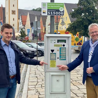 Bild vergrößern: Hier steht's:
OB Andreas Feller und Stefan Schamberger, Leiter des Ordnungsamtes, weisen auf die neue Kulanzzeit von 15 Minuten beim Parken in der Innenstadt hin.