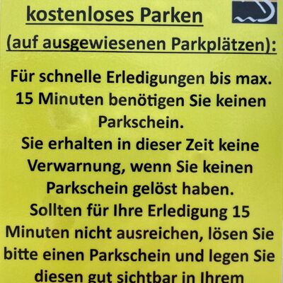 Bild vergrößern: Aufkleber für die Parkscheinautomaten, mit Hinweis auf 15 Minuten kostenloses Parken in der Innenstadt.
