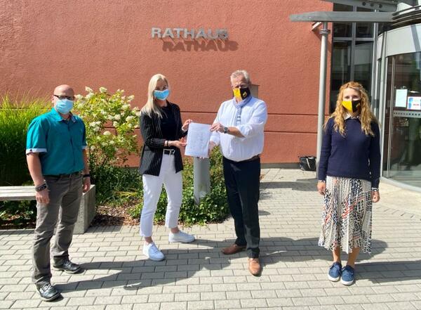 Bild vergrößern: Ines Grundstein und Raiko Schubert, Vertreter der Mitarbeiter der Fa. Wolf Wurstspezialitäten GmbH übergaben die Petition an Oberbürgermeister Andres Feller und Vera Dehling, Wirtschaftsförderung Stadt Schwandorf.