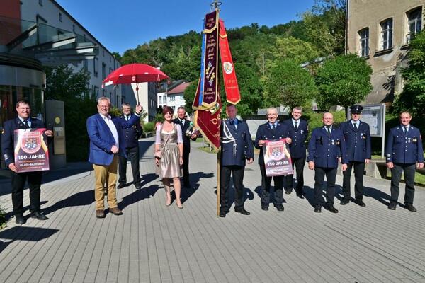 Bild vergrößern: OB Andreas Feller (2. v.l.) beschirmt das 150-jährige Gründungsfest 2021 der FFW Ettmannsdorf. Festmutter ist Manuela Moder (4. v.l.). Der 1. Vorstand Markus Jäger (4. v. r.) trug die Schirmherrnbitte vor.