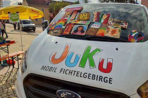 Bild vergrößern: Ein weißes Auto mit der Aufschrift JUKU Mobil Fichtelgebirge