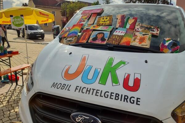 Bild vergrößern: Ein weies Auto mit der Aufschrift JUKU Mobil Fichtelgebirge