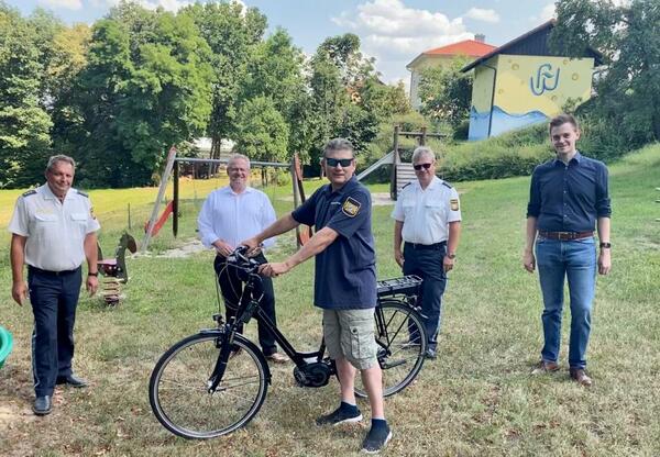 Bild vergrößern: Thomas Faderl von der Schwandorfer Sicherheitswacht (Mitte) nahm das Elektro-Fahrrad von OB Andreas Feller (2. von links) und Ordnungsamtsleiter Stefan Schamberger (rechts außen) entgegen. PHK Dieter Jäger, Verkehrssachbearbeiter der PI Schwandorf (links außen) und PHK Siegfried Deml, Koordinator der Sicherheitswacht (2. von rechts) begrüßen die Möglichkeit, nun auch die Schwandorfer Stadtteile in das Einsatzgebiet der Sicherheitswacht mit aufnehmen zu können.