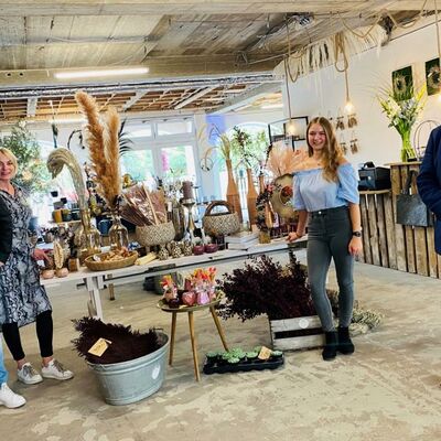 Bild vergrößern: Christian Eimer und Lebensgefährtin Ilona Bäumler freuen sich auf die Kunden die den Store besuchen. Sandra Grabinger von der Wirtschaftsförderung und Oberbürgermeister Andreas Feller wünschten viel Erfolg. (von links)