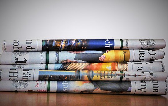 Bild vergrößern: Mehrere Zeitungen aufeinandergestapelt.