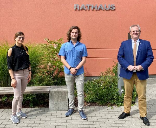 Bild vergrößern: Stefan Meidl (Mitte) hat seinen Vorbereitungsdienst im Schwandorfer Rathaus begonnen. OB Andreas Feller (rechts) und Ausbildungsbeauftragte Eva Scherr (links) heißen den Neuzugang im Rathaus herzlich willkommen.