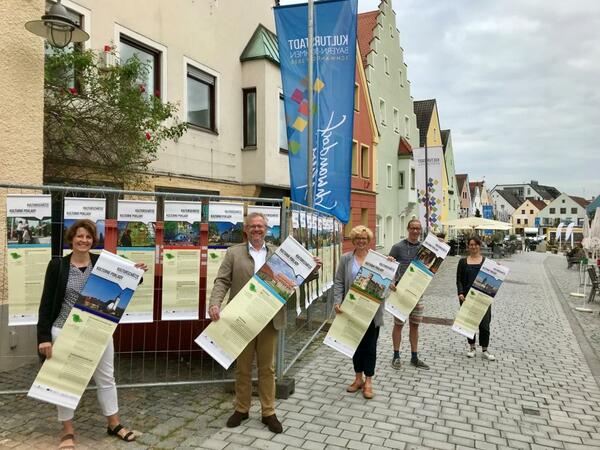 Bild vergrößern: Präsentieren die Kulturschätze Bayern-Böhmen. Dr. Veronika Hofinger Projektleitung CeBB, Oberbürgermeister Andreas Feller, Susanne Lehnfeld Kulturamtsleiterin, David Bender Projekt- und Programmmanagement CeBB und Veronika Křížková, Öffentlichkeitsarbeit CeBB. (von links)