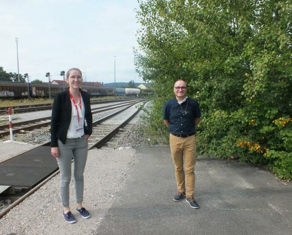 Marion Fink, Kommunikation Bahnausbau Nordostbayern und Peter Habermeier, Bahnbeauftragter der Stadt Schwandorf. (von links nach rechts)