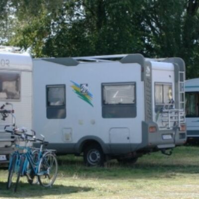 Bild vergrößern: Mehrere Wohnmobile stehen nebeneinander.