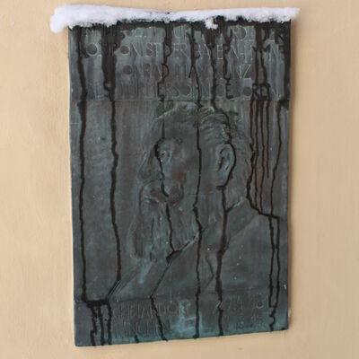 Eine Bronzetafel gestaltet von dem Knstler Peter Mayer befindet sich am Blasturm von Konrad Max Kunz.