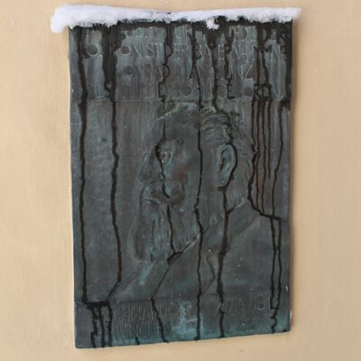 Eine Bronzetafel gestaltet von dem Künstler Peter Mayer befindet sich am Blasturm von Konrad Max Kunz.
