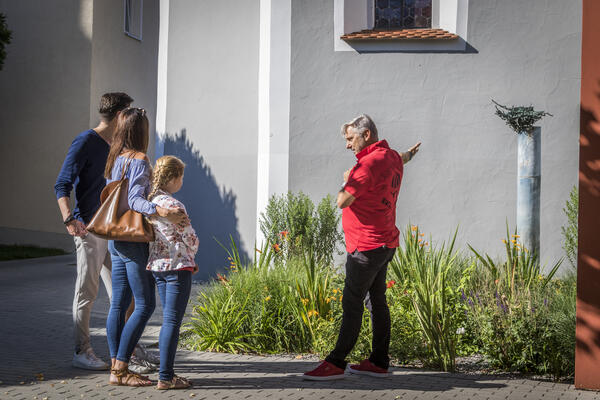 Bild vergrößern: An der Spitalkirche befindet sich das "Vogelnest", erschaffen von dem Künstler Peter Mayer aus Schwandorf.