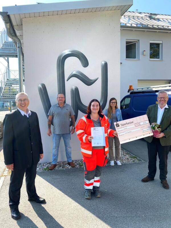 Bild vergrößern: Werkleiter Walter Zurek, Personalrat Jürgen Liebl, Laura Burkhardt, Personalamt Eva Scherr, Oberbürgermeister Andreas Feller; vor dem Gebäude der Städtischen Fernwärmeversorgung.