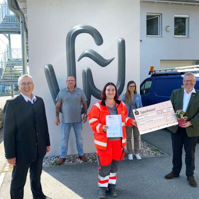 Werkleiter Walter Zurek, Personalrat J&uuml;rgen Liebl, Laura Burkhardt, Personalamt Eva Scherr, Oberb&uuml;rgermeister Andreas Feller; vor dem Geb&auml;ude der St&auml;dtischen Fernw&auml;rmeversorgung.