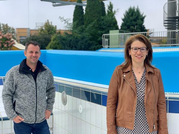 Brgermeisterin Martina Engelhardt-Kopf und Bderleiter Michael Maget im Freibad.