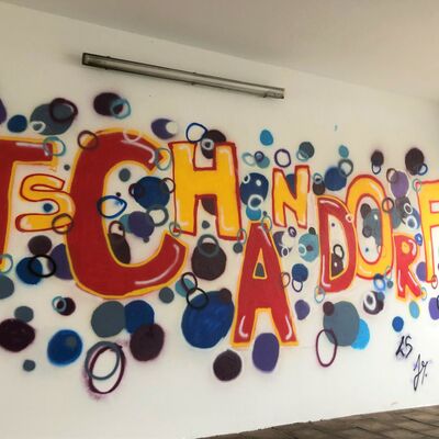 Bild vergrößern: Das Wort Taschandorf. (Schwandorf und Tschechien)
Ein Graffiti mit roten und gelben Buchstaben auf blauem Hintergrund