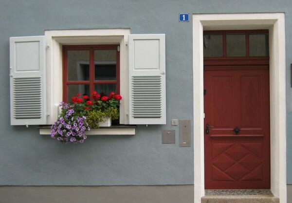 Bild vergrößern: Eingang Stadtmuseum, Holztür, altes Fenster mit Fensterläden.