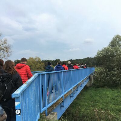 Bild vergrößern: Der "Blaue Steg" ist eine Brücke in Schwandorf auf der Wanderung "Sieben-Brücken-Weg".