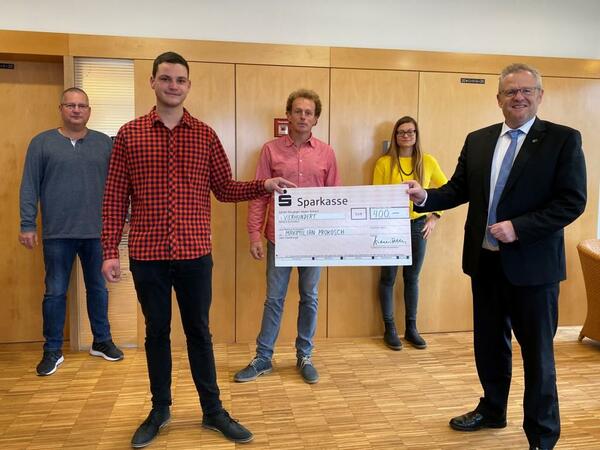 Bild vergrößern: Personalratsvorsitzender Jürgen Liebl, Maximilian Prokosch, Ausbilder Günther Schmid, sowie die Ausbildungsbeauftragte Eva Scherr und Oberbürgermeister Andreas Feller (von links) gratulierten zum erfolgreichen Abschluss.