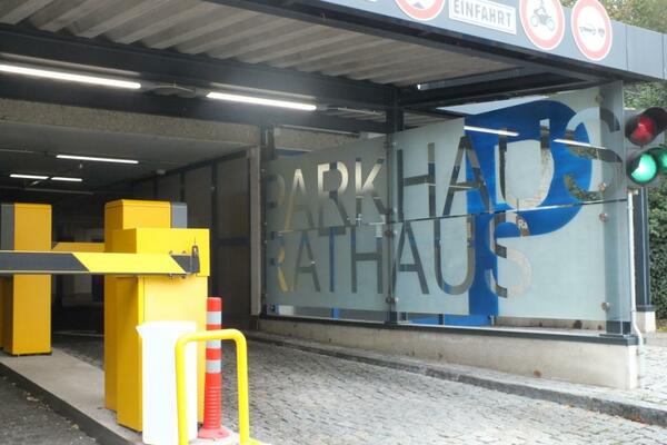 Bild vergrößern: Einfahrt in ein Parkhaus.