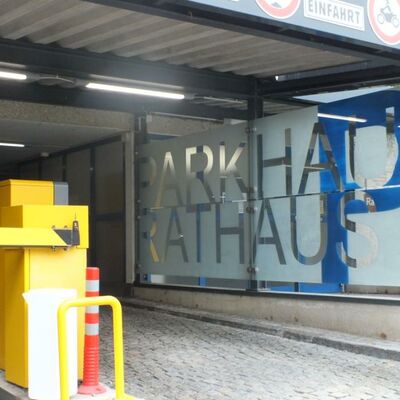 Einfahrt in ein Parkhaus.
