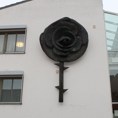 Bild vergrößern: Die Kupfer-Rose des Künstlers Peter Mayer hängt nun an der Außenfassade des Schwandorfer Elisabethenheims.