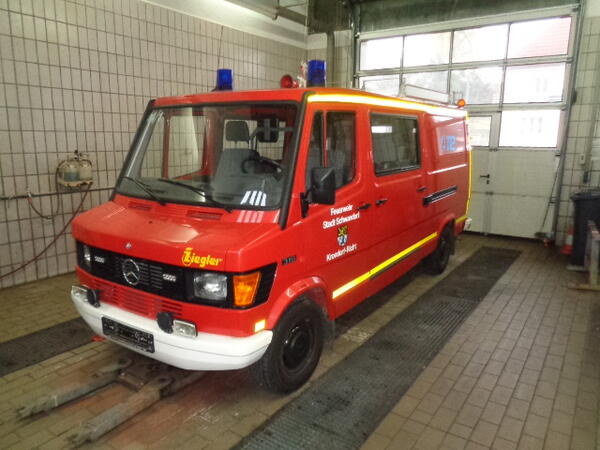 Rotes Feuerwehrauto in einer Garage.