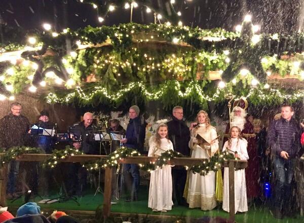 Bild vergrößern: Mehrere Personen in Weihnachtlichem Ambiente auf einer Bühne. Eröffnung des Schwandorfer Weihnachstmarktes 2019.