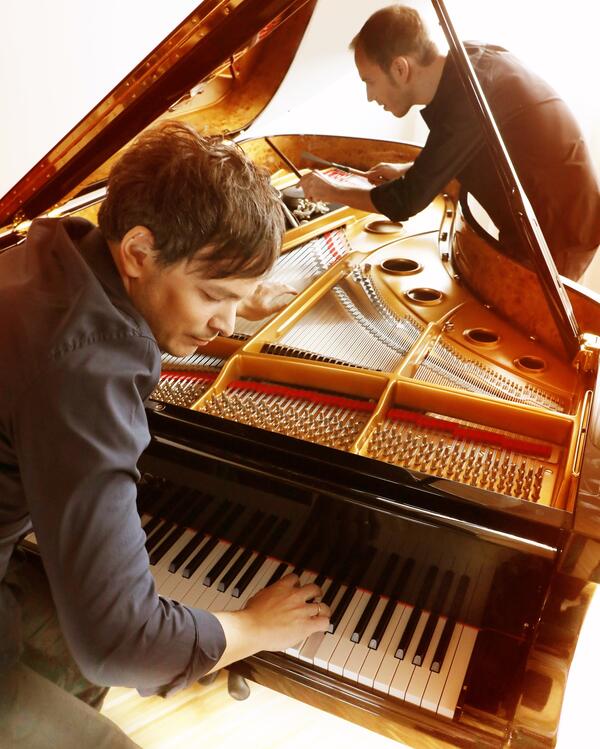 Bild vergrößern: Chris Gall und Bernhard Schimpelsberger spielen auf einem Piano.