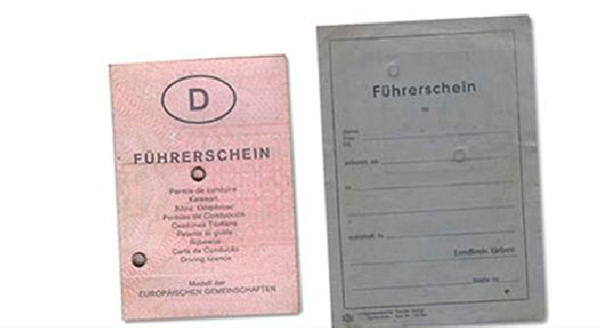 Abbildung von alten Fhrerscheindokumenten in grau und rosa.