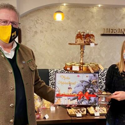 Bild vergrößern: Oberbürgermeister Andreas Feller und Konditormeisterin Sonja Pirzer Inhaberin des Cafes "Süßes Eck" bei der Präsentation des Adventskalenders 2020.