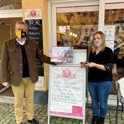 Bild vergrößern: Oberbürgermeister Andreas Feller und Konditormeisterin Sonja Pirzer Inhaberin des Cafes "Süßes Eck" bei der Präsentation des Adventskalenders 2020.