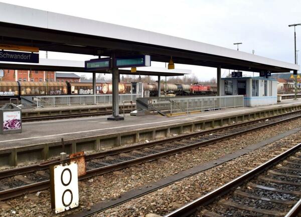 Gleise und Bahnsteig am Schwandorfer Bahnhof.