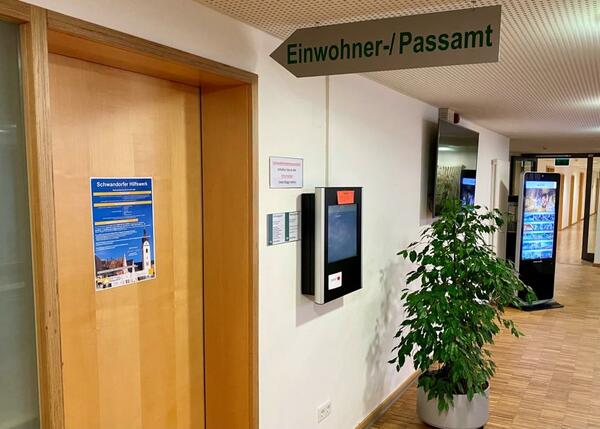 Bild vergrößern: Der Eingangsbereich des Einwohnermeldeamtes im Schwandorfer Rathaus.