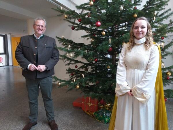 Oberbrgermeister Andreas Feller und Nicole das Schwandorfer Christkind 2020, vor dem geschmckten Weihnachtsbaum im Rathaus.