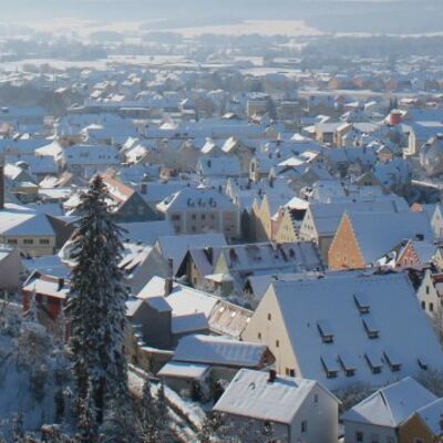 Bild vergrößern: Winterliches Schwandorf vom Aussichtspunkt Schwammerling aus fotografiert, schneebedeckte Häuser. rechts sieht man den Kirchturm der St. Jakobs Kirche am Marktplatz und links den Blastrum.