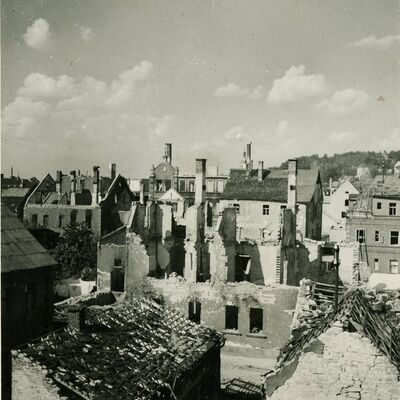 Bild vergrößern: Abbildung von zerstörten Häusern und Strassen, nach dem Bombenangriff am 17. April 1945.