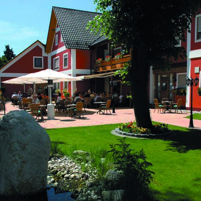 Bild vergrößern: Einblicke in den Biergarten im Hotel - Gasthof Grabinger