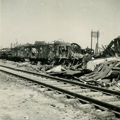 Bild vergrößern: Abbildung von zerstörten Bahngleisen am Schwandorfer Bahnhof, nach dem Bombenangriff am 17. April 1945.