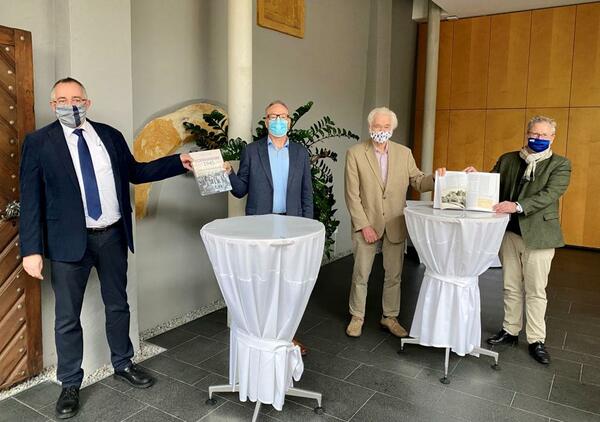 Vier Personen prsentieren ein Buch an dem das Stadtarchiv Schwandorf mitgearbeitet hat.