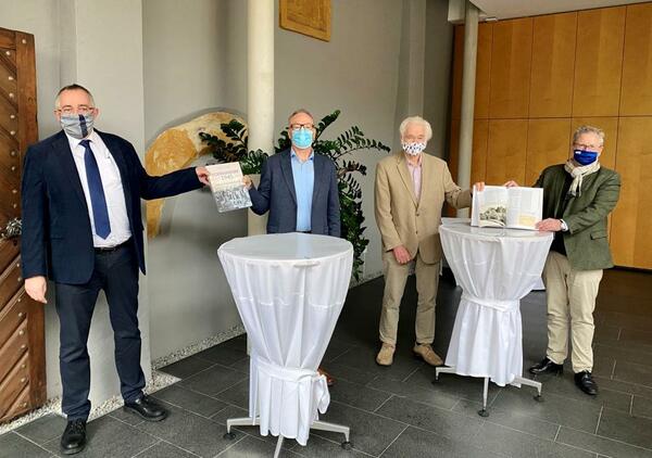Bild vergrößern: Vier Personen präsentieren ein Buch an dem das Stadtarchiv Schwandorf mitgearbeitet hat.