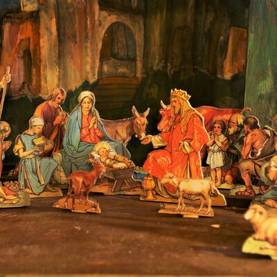 Bild vergrößern: Einzelne Papier-Figuren aus der "Theaterkrippe". Es zeigt die heilige Familie, die beisammen ist.
