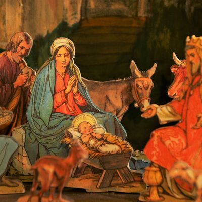 Bild vergrößern: Einzelne Papier-Figuren aus der "Theaterkrippe". Es zeigt die heilige Familie, die beisammen ist.