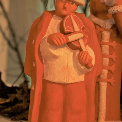Bild vergrößern: Nahaufnahme der kermaische Krippenfigur eines Musikers, der Geige spielt.