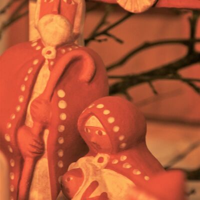 Bild vergrößern: Keramische Krippenfiguren: Nahaufnahme von Maria und Josef. Maria hält das Jesuskind in den Armen.