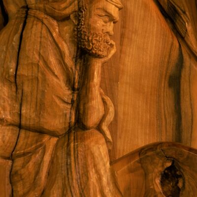 Bild vergrößern: Nachdenklicher, kniender Mann aus dem Holz heraus geschnitzt. Langer Bart.
