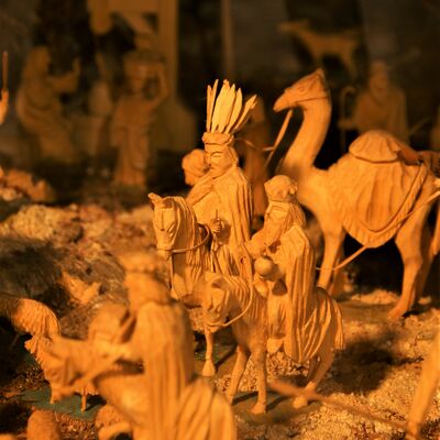 Bild vergrößern: Figuren aus der "Biedermeier Kastenkrippe". Diesmal sieht man die Heiligen drei Könige.