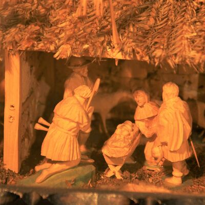 Bild vergrößern: Figuren aus der "Biedermeier Kastenkrippe". Es zeigt die heilige Familie und 2 weitere Figuren, die zu dem Kind beten. Alles aus Holz.