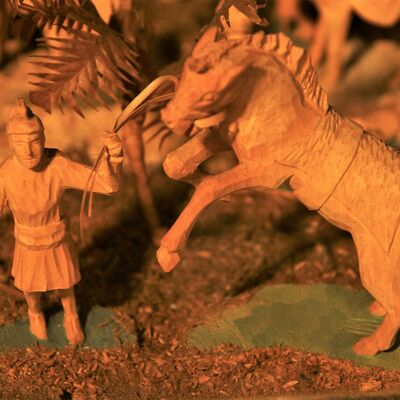 Bild vergrößern: 2 Figuren aus der "Biedermeier Kastenkrippe". Es zeigt ein Pferd, dass sich aufstellt und einen Mann der die Zügel in der Hand hält.