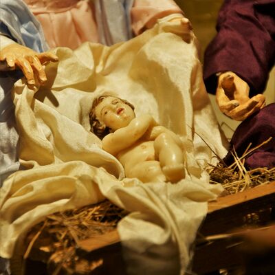 Bild vergrößern: Die Weihnachtskrippe der Familie Pöllmann zeigt in einer Nahaufnahme das hell beleuchtete Jesu-Kind.